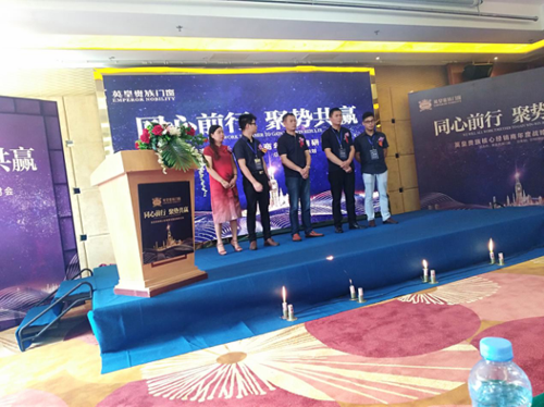 Ӣ���F����Ľ�(j��ng)�N�̕��h �Aʾؔ��ʢ��