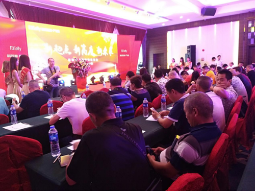 �\�Cǰ�� �R�^���M(j��n) �P�P�T����(j��ng)�N�̕�(hu��)�h�_Ļ