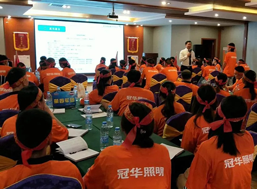 ���A�K�˱��Ƶ���վ�����������ҫ����Ĺ�â