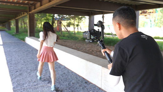 行走的金色傳說(shuō)!云鶴(CRANE)2S手持穩(wěn)定器