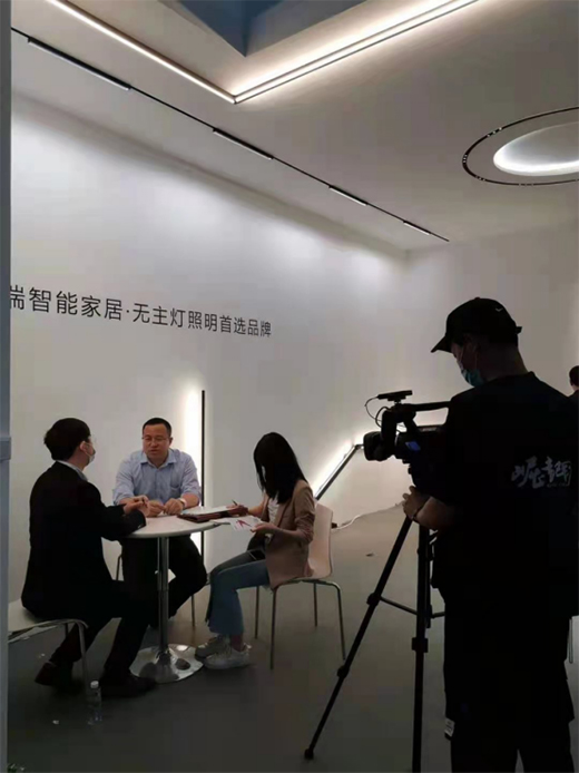 ���ڕr(sh��)�мҾ��O(sh��)Ӌ(j��)��ʢ���_Ļ ����(qi��ng)������Ů���