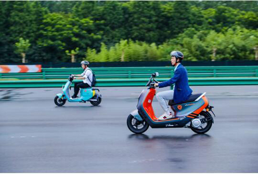 打造移動“私密空間”，雅迪VFLY電動車太會玩
