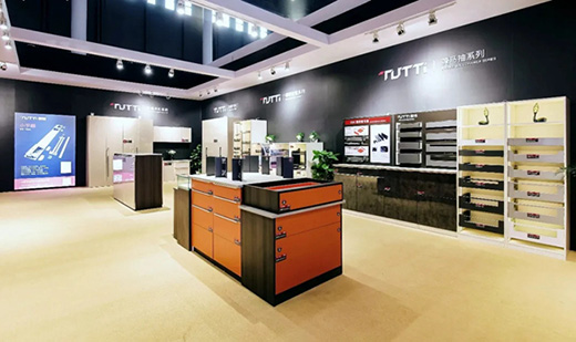 �D����𣺳ɶ����ƼҾ�չ�]Ļ������or�z��?