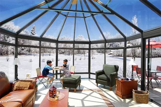 現(xiàn)代陽光房傾向于用坡屋頂延伸屋檐，寬敞明亮