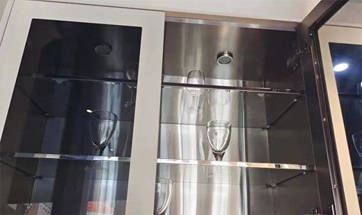 當(dāng)玻璃遇上全鋼，展現(xiàn)廚房的通透視效