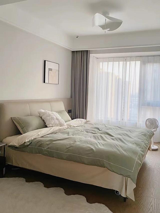 極窄邊頂+簡約藝術燈，打造高級大方的臥室空間